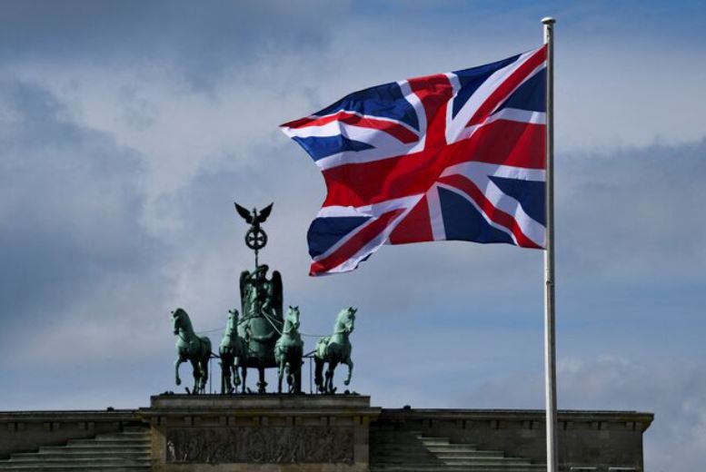 UK trans women ‘can use female changing rooms’